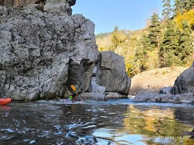 Superbes passages entre les blocs de granit